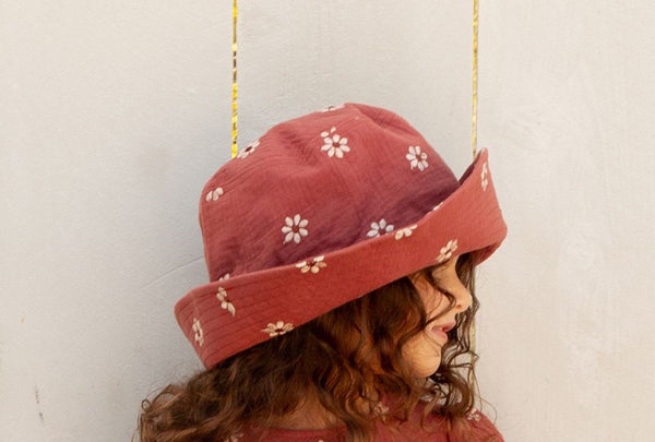 Bucket Hat in Embroidery Daisy/Strawberry